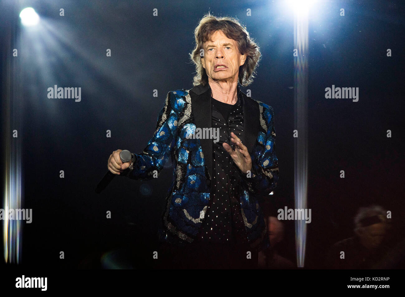 Dusseldorf, Germania. 09oct, 2017. Mick Jagger dei Rolling Stones si esibisce dal vivo sul palco durante il 'nessun filtro' Europe Tour a Esprit Arena il 9 ottobre 2017 a Dusseldorf, Germania. Credito: Geisler-Fotopress/Alamy Live News Foto Stock