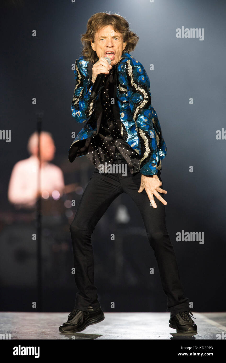 Dusseldorf, Germania. 09oct, 2017. Mick Jagger dei Rolling Stones si esibisce dal vivo sul palco durante il 'nessun filtro' Europe Tour a Esprit Arena il 9 ottobre 2017 a Dusseldorf, Germania. Credito: Geisler-Fotopress/Alamy Live News Foto Stock