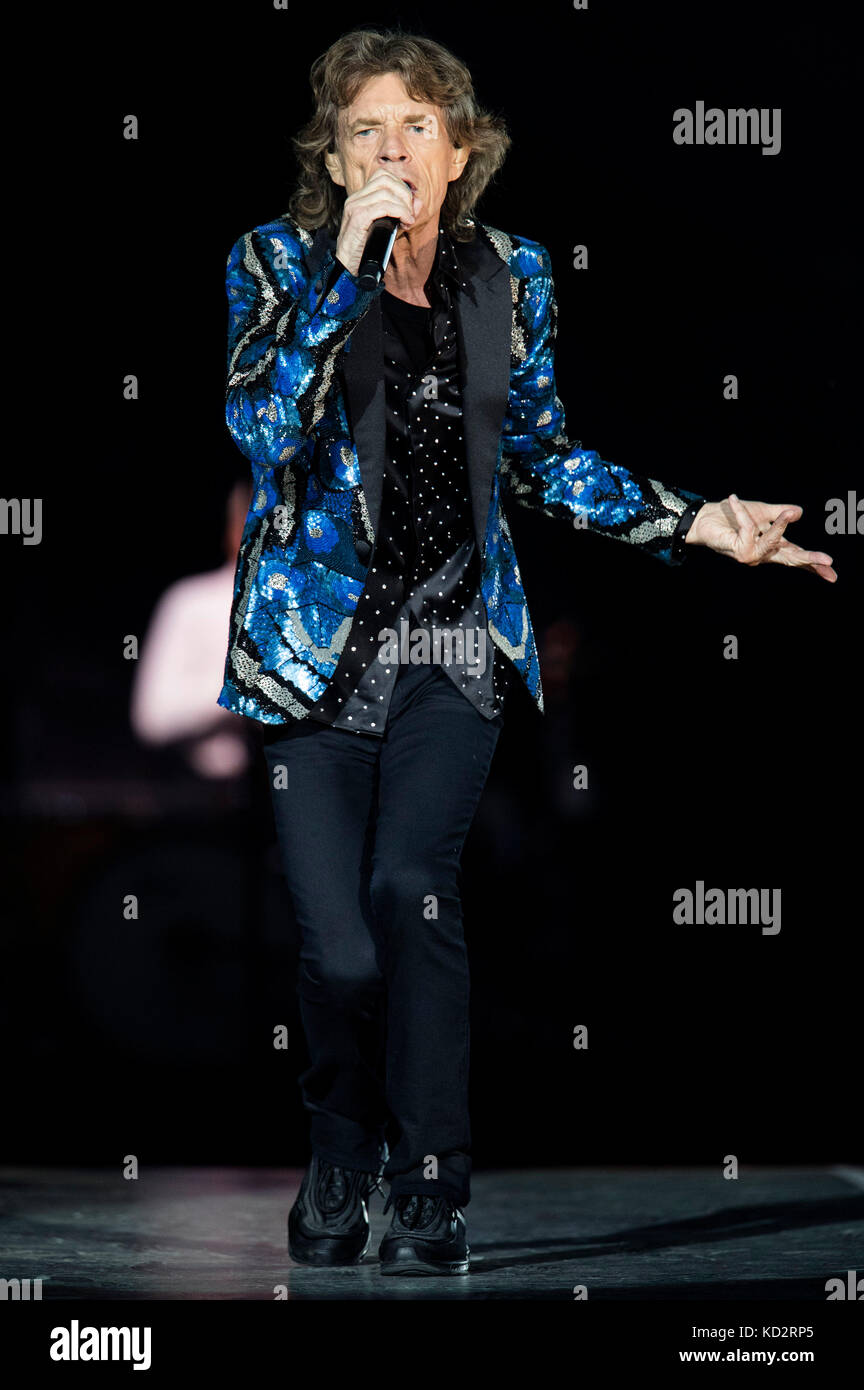 Dusseldorf, Germania. 09oct, 2017. Mick Jagger dei Rolling Stones si esibisce dal vivo sul palco durante il 'nessun filtro' Europe Tour a Esprit Arena il 9 ottobre 2017 a Dusseldorf, Germania. Credito: Geisler-Fotopress/Alamy Live News Foto Stock