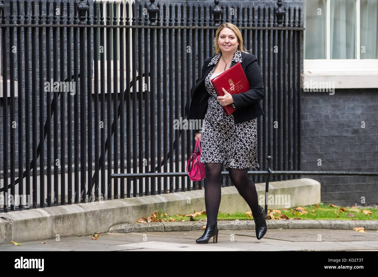 Londra, Regno Unito. Decimo oct, 2017. karen bradley mp, segretario di Stato per la cultura e i mezzi di informazione e lo sport giunge al 10 di Downing Street per una riunione del gabinetto. Credito: mark kerrison/alamy live news Foto Stock