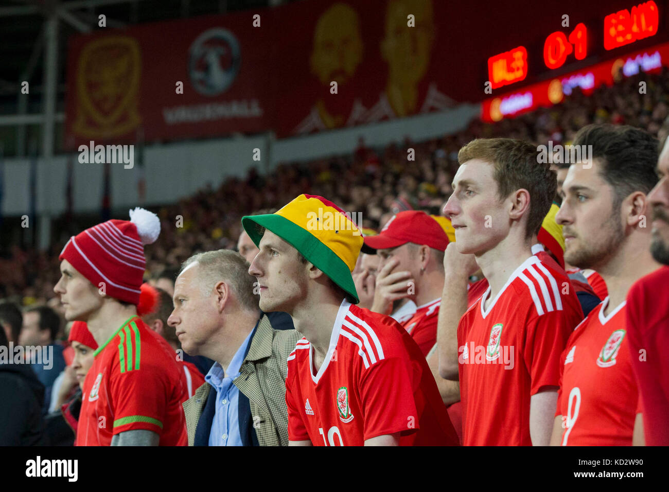 Cardiff, Galles, Regno Unito. 09 ottobre 2017. I tifosi gallesi disperano mentre il tempo scorre giù durante la partita di qualificazione alla Coppa del mondo FIFA 2018 tra Galles e Repubblica d'Irlanda al Cardiff City Stadium. Foto di Credit: Mark Hawkins/Alamy Live News Foto Stock