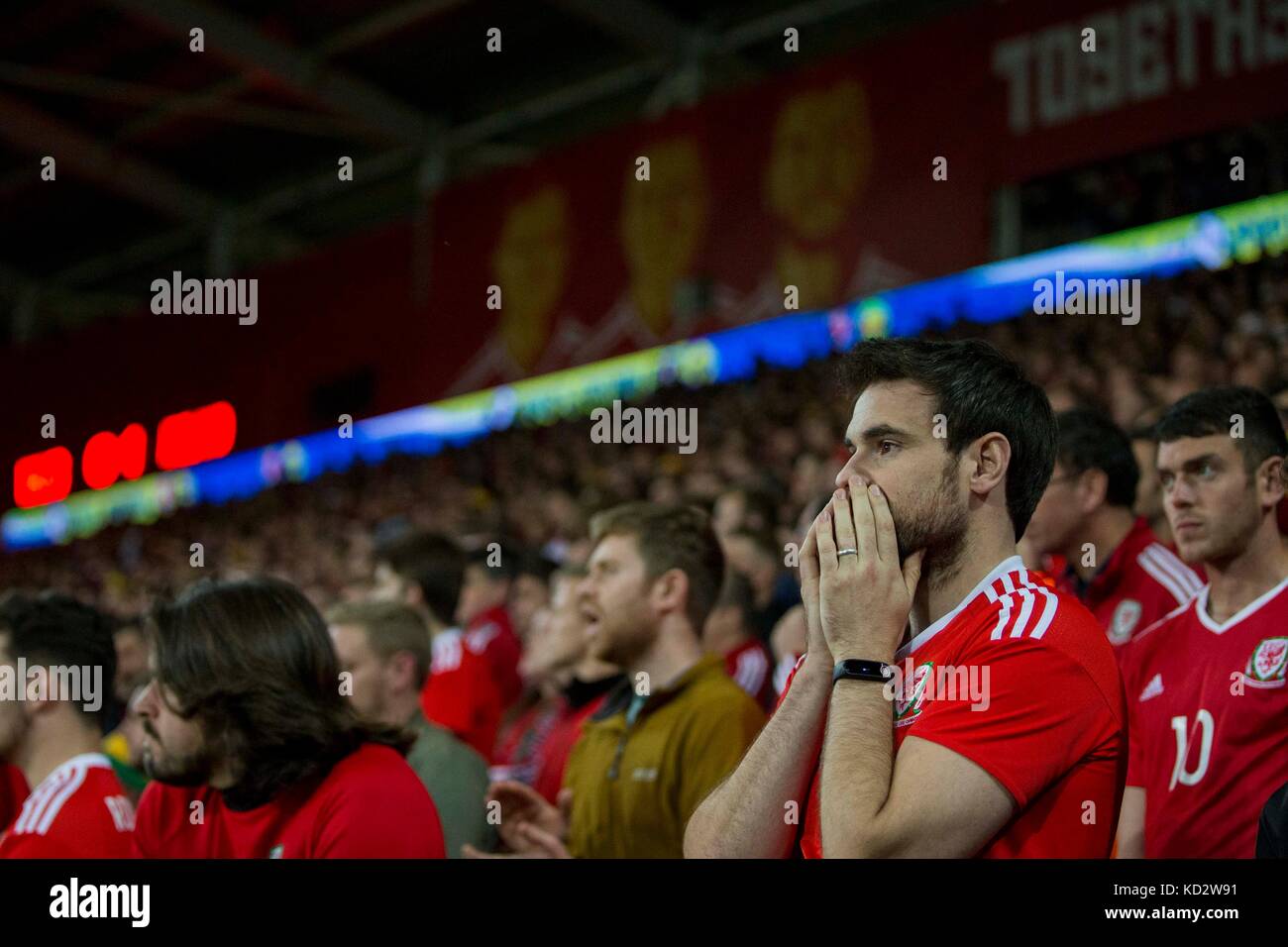 Cardiff, Galles, Regno Unito. 09 ottobre 2017. I tifosi gallesi disperano mentre il tempo scorre giù durante la partita di qualificazione alla Coppa del mondo FIFA 2018 tra Galles e Repubblica d'Irlanda al Cardiff City Stadium. Foto di Credit: Mark Hawkins/Alamy Live News Foto Stock