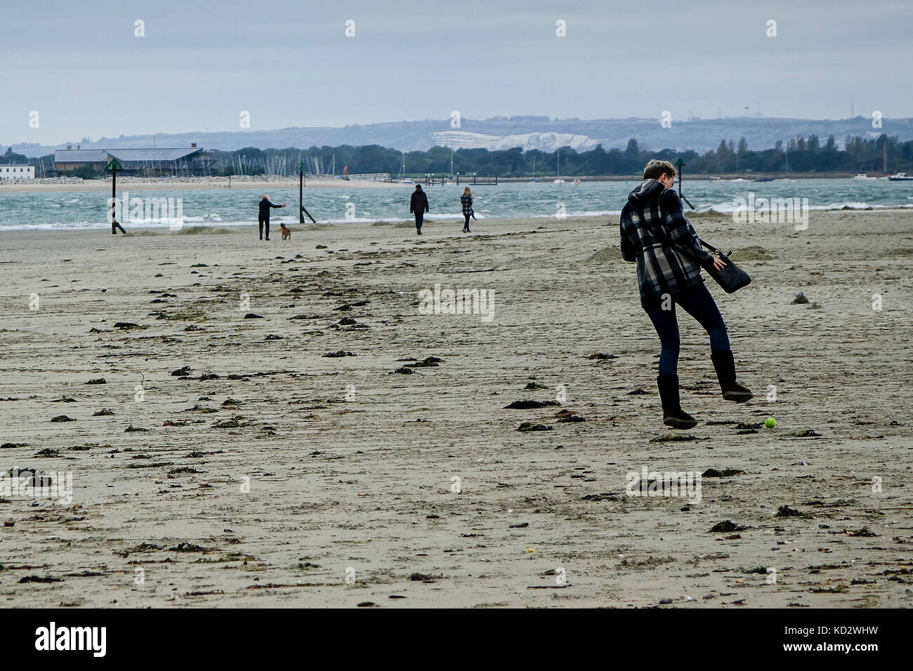 West strand, west wittering, west sussex, Regno Unito. Il 10 ottobre 2017. condizioni di bassa pressione portato ventoso fino alla costa sud di oggi. west wittering beach in west sussex. Credito: James jagger/alamy live news Foto Stock