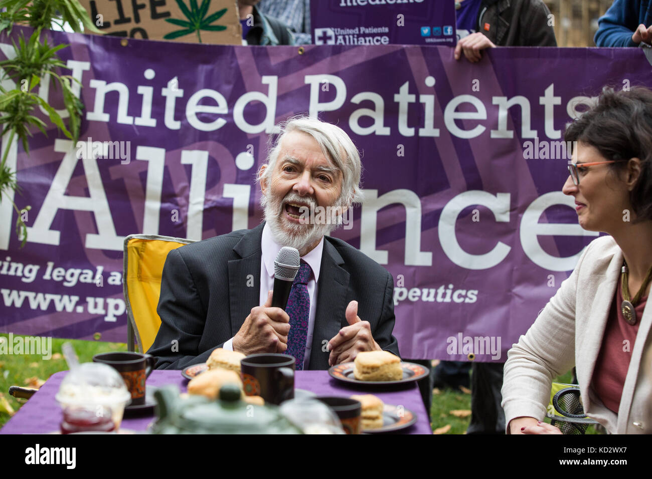 Londra, Regno Unito. Decimo oct, 2017. Paul Flynn mp e Lucia moran mp unire United Patients ALLIANCE's tea party protestare fuori del Parlamento per chiamare per uso medico accesso alla cannabis. paul flynn si solleva a dieci minuti regola bill per uso medico accesso alla cannabis in Parlamento oggi. Credito: mark kerrison/alamy live news Foto Stock