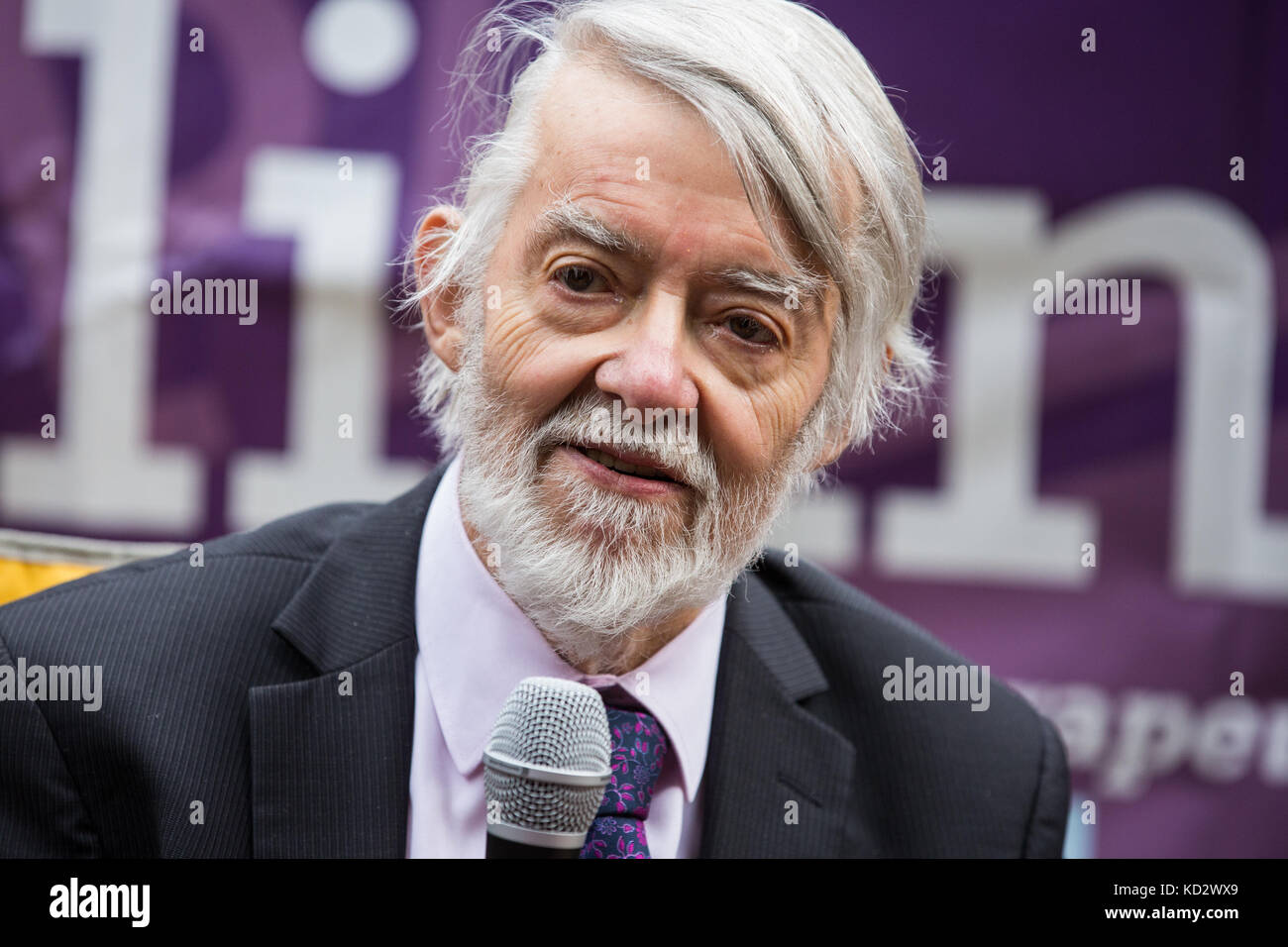 Londra, Regno Unito. Decimo oct, 2017. Paul Flynn mp unisce United Patients ALLIANCE's tea party protestare fuori del Parlamento per chiamare per uso medico accesso alla cannabis. paul flynn si solleva a dieci minuti regola bill per uso medico accesso alla cannabis in Parlamento oggi. Credito: mark kerrison/alamy live news Foto Stock