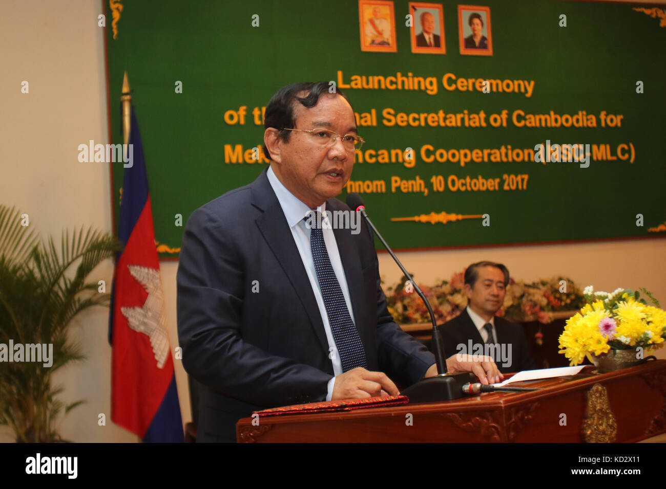 Phnom Penh, Cambogia. 10 ottobre 2017. Il ministro degli Esteri cambogiano Prak Sokhonn tiene un discorso durante la cerimonia di lancio del Segretariato nazionale cambogiano per la cooperazione Lancang-Mekong (LMC) a Phnom Penh, Cambogia, il 10 ottobre 2017. Martedì il ministro degli Esteri cambogiano Prak Sokhonn ha dichiarato che la nazione del sud-est asiatico ha visto la cooperazione Lancang-Mekong (LMC) come un importante quadro globale di cooperazione subregionale in materia di aspetti politici, economici e socio-culturali. Crediti: Sovannara/Xinhua/Alamy Live News Foto Stock