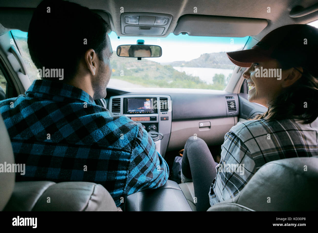 Matura in auto, ridere, vista posteriore Foto Stock