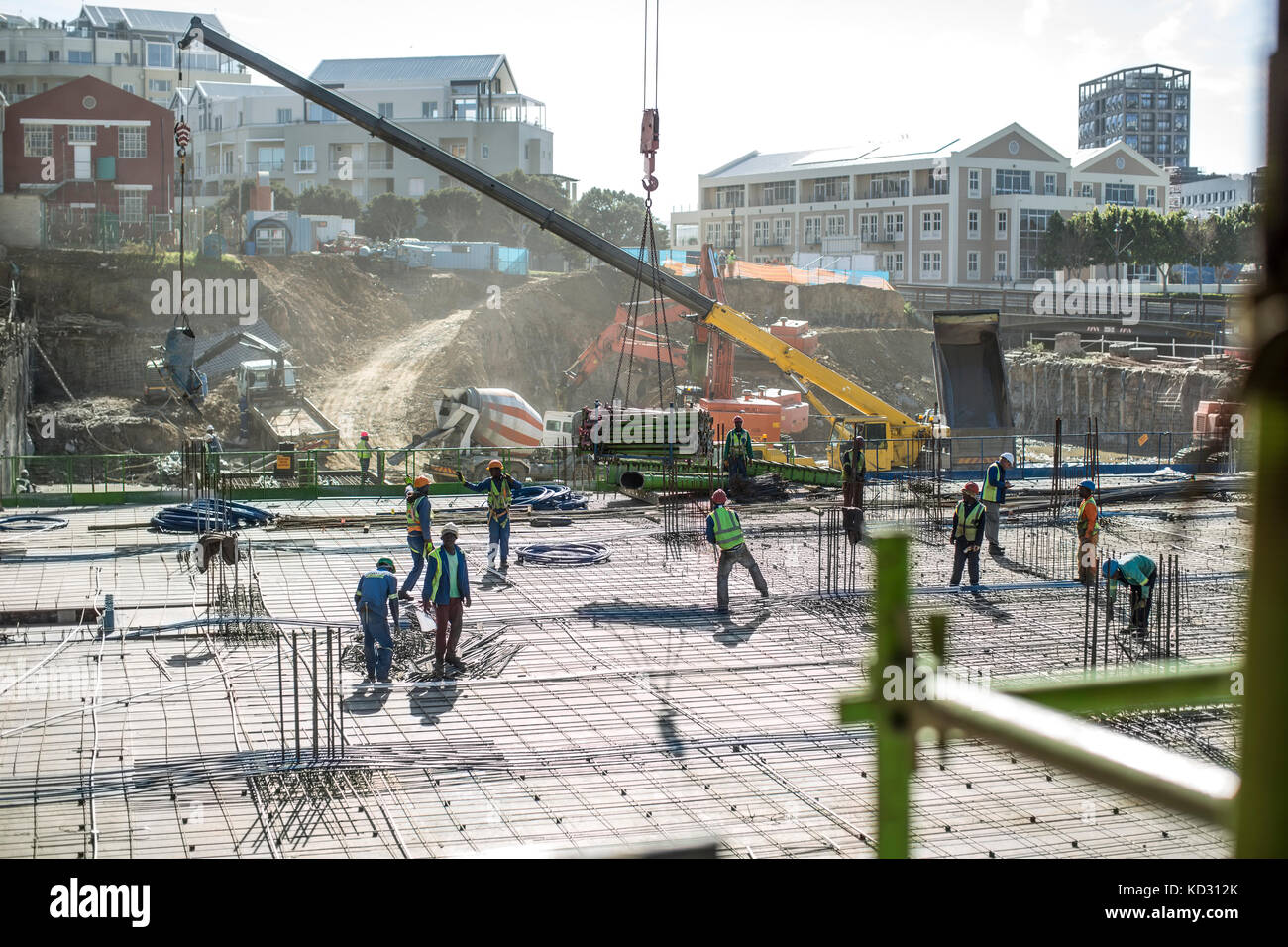 Lavoratori edili posa di fondazione della costruzione Foto Stock