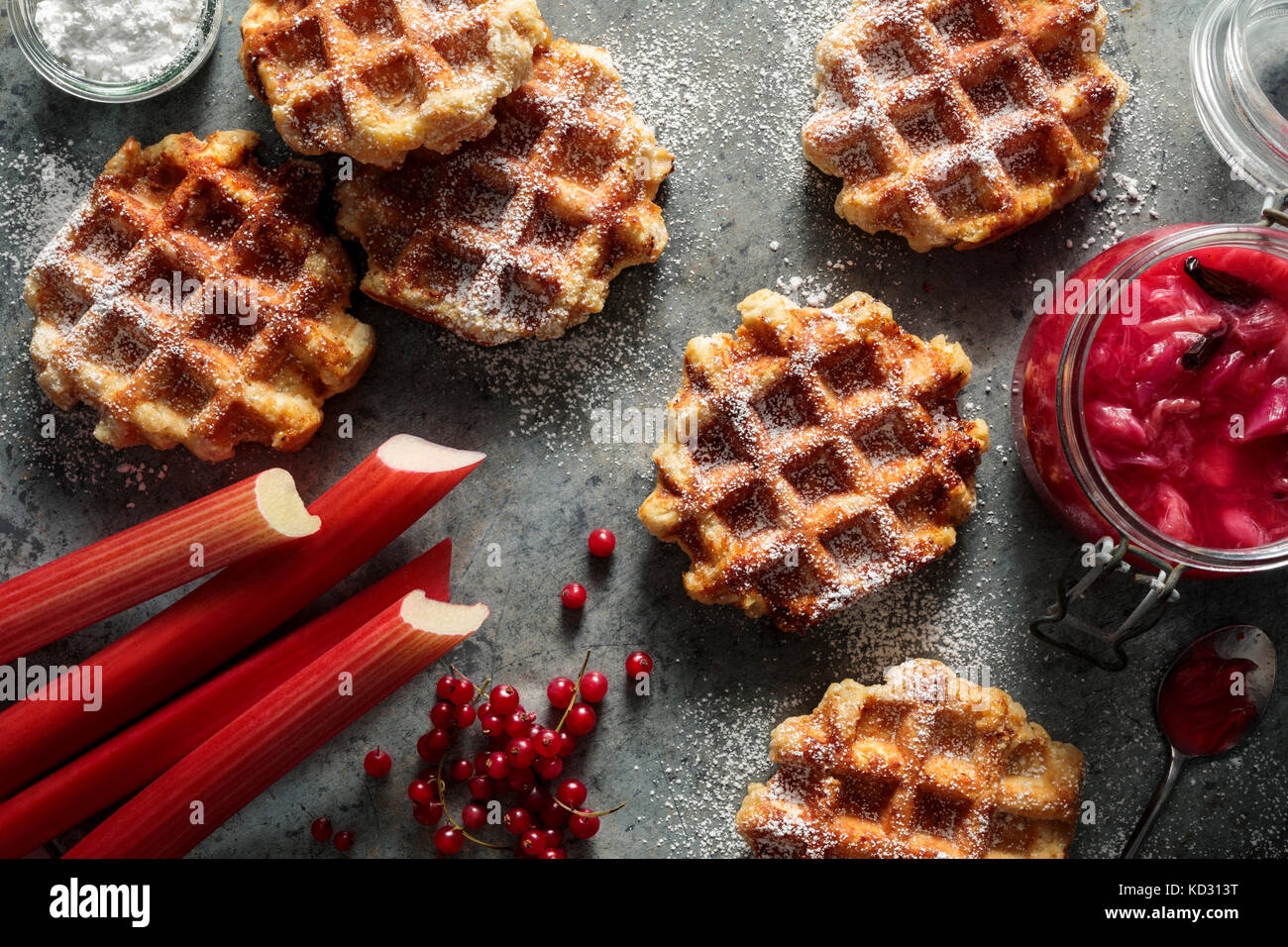 Waffle con fragole e rabarbaro marmellata, ribes rosso e zucchero a velo Foto Stock