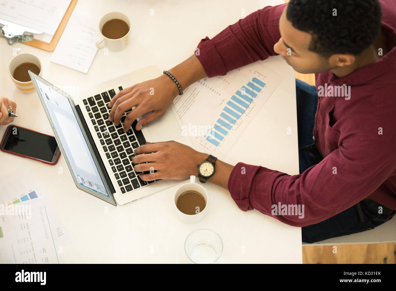 Vista aerea del businessman digitando su laptop alla scrivania Foto Stock