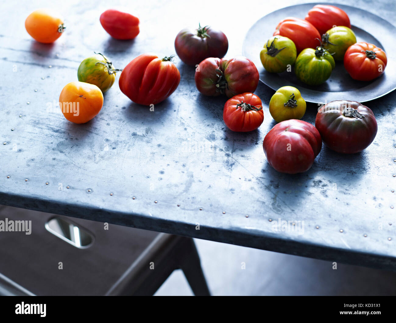 Selezione del cimelio di pomodori sul tavolo, close-up Foto Stock