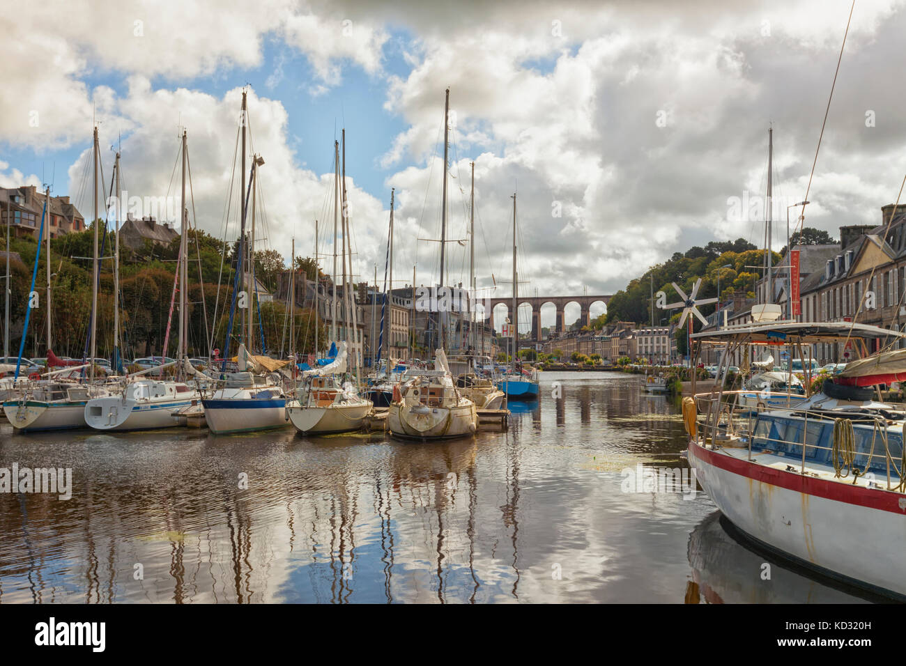 Città di Morlaix, Brittany, Francia. marina in primo piano e il viadotto in retro. Foto Stock