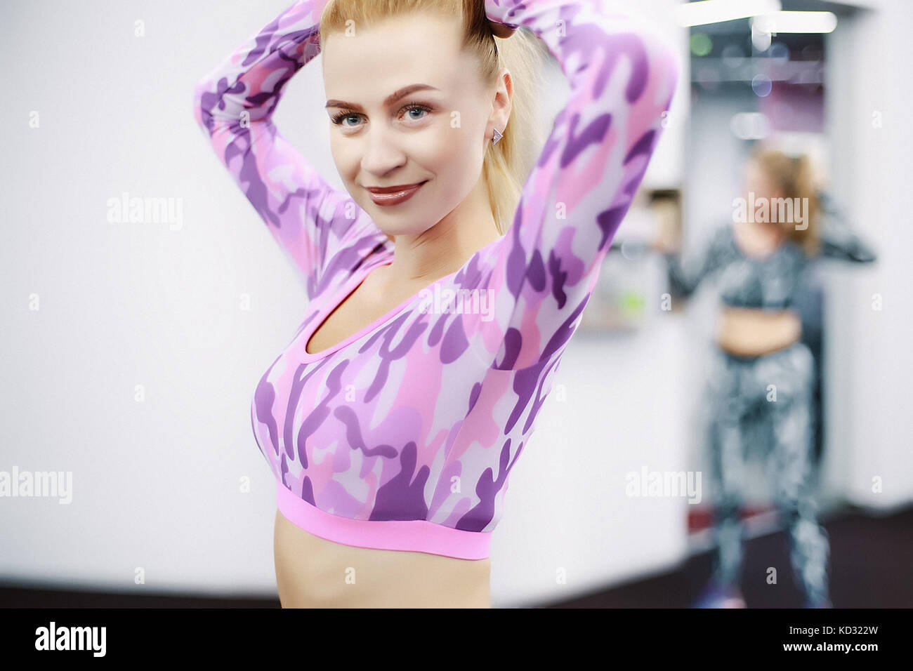 Ritratto di donna che indossa la lycra crop top sorridente Foto Stock