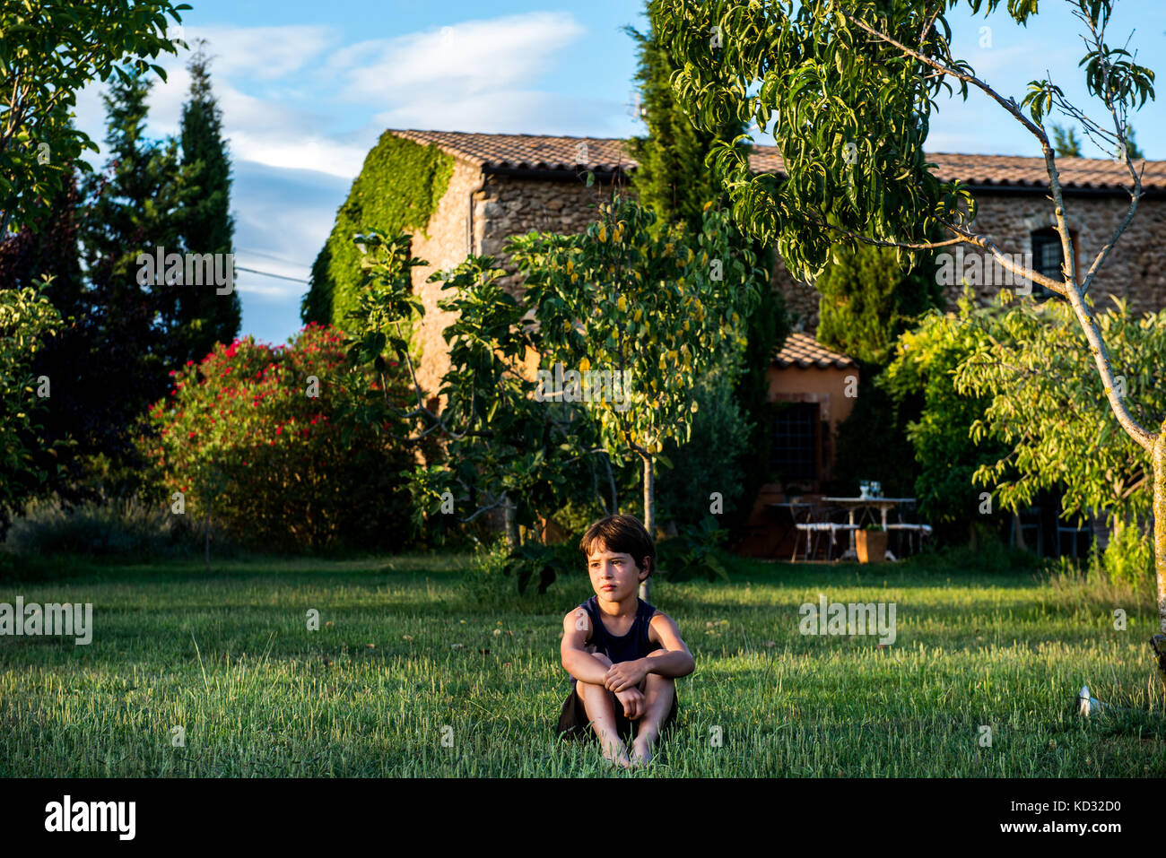 Seduto con le gambe piegate immagini e fotografie stock ad alta