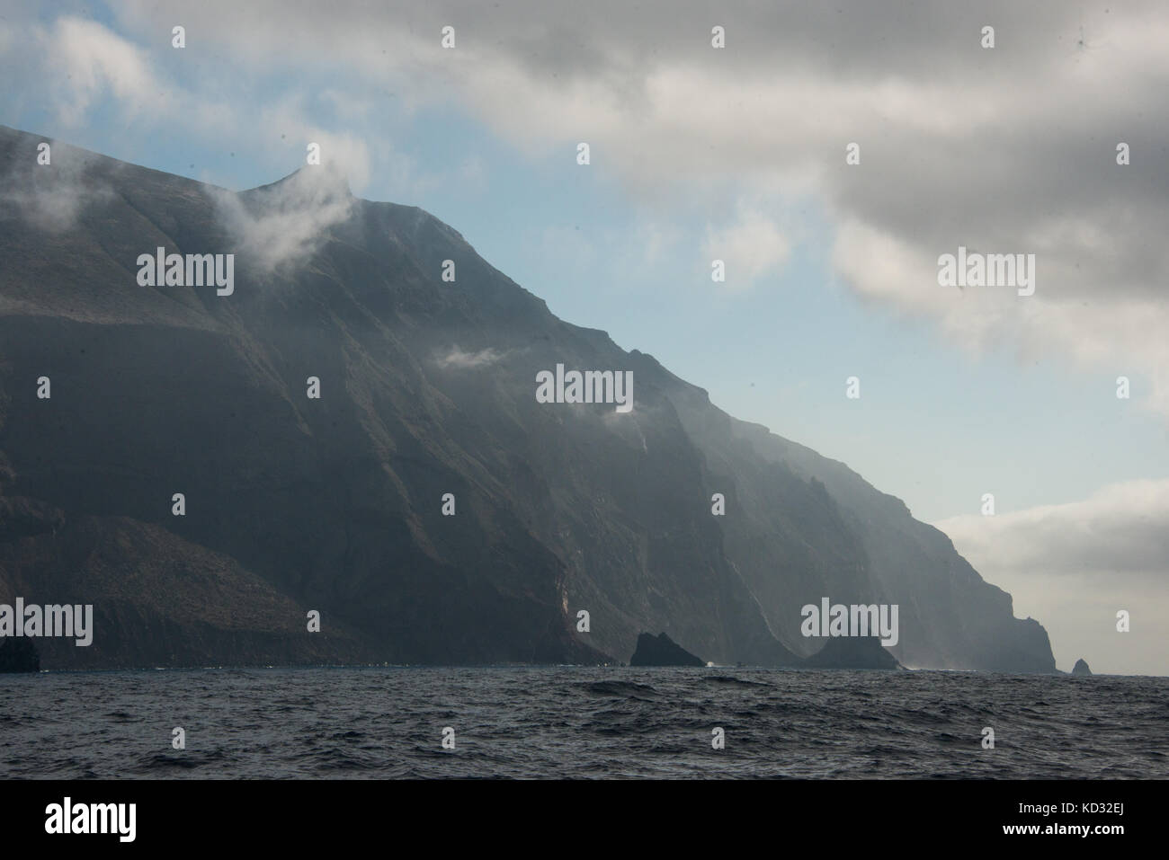 Aggressivo della linea costiera e delle scogliere, Isola di Guadalupe, in Messico Foto Stock
