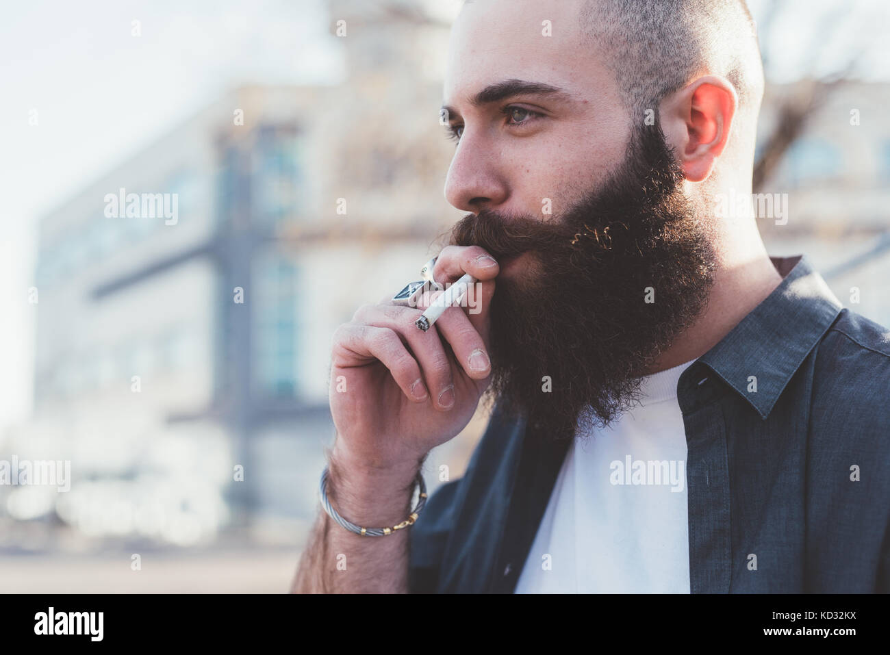 Uomo Barbuto di fumare Foto Stock