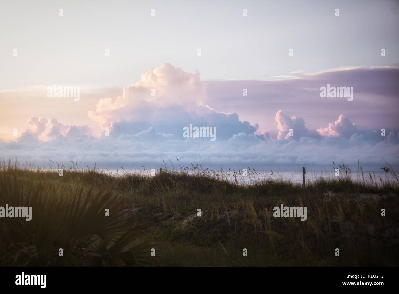 Nuvole sopra le dune erbose, North Myrtle Beach, Carolina del Sud, Stati Uniti, America del Nord Foto Stock