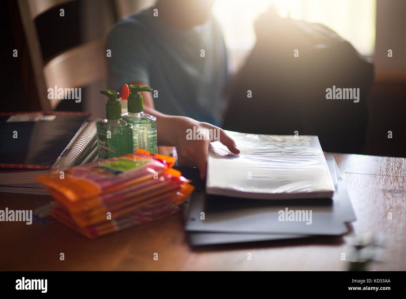 Ragazzo zaino di imballaggio con scuola di forniture di cancelleria Foto Stock