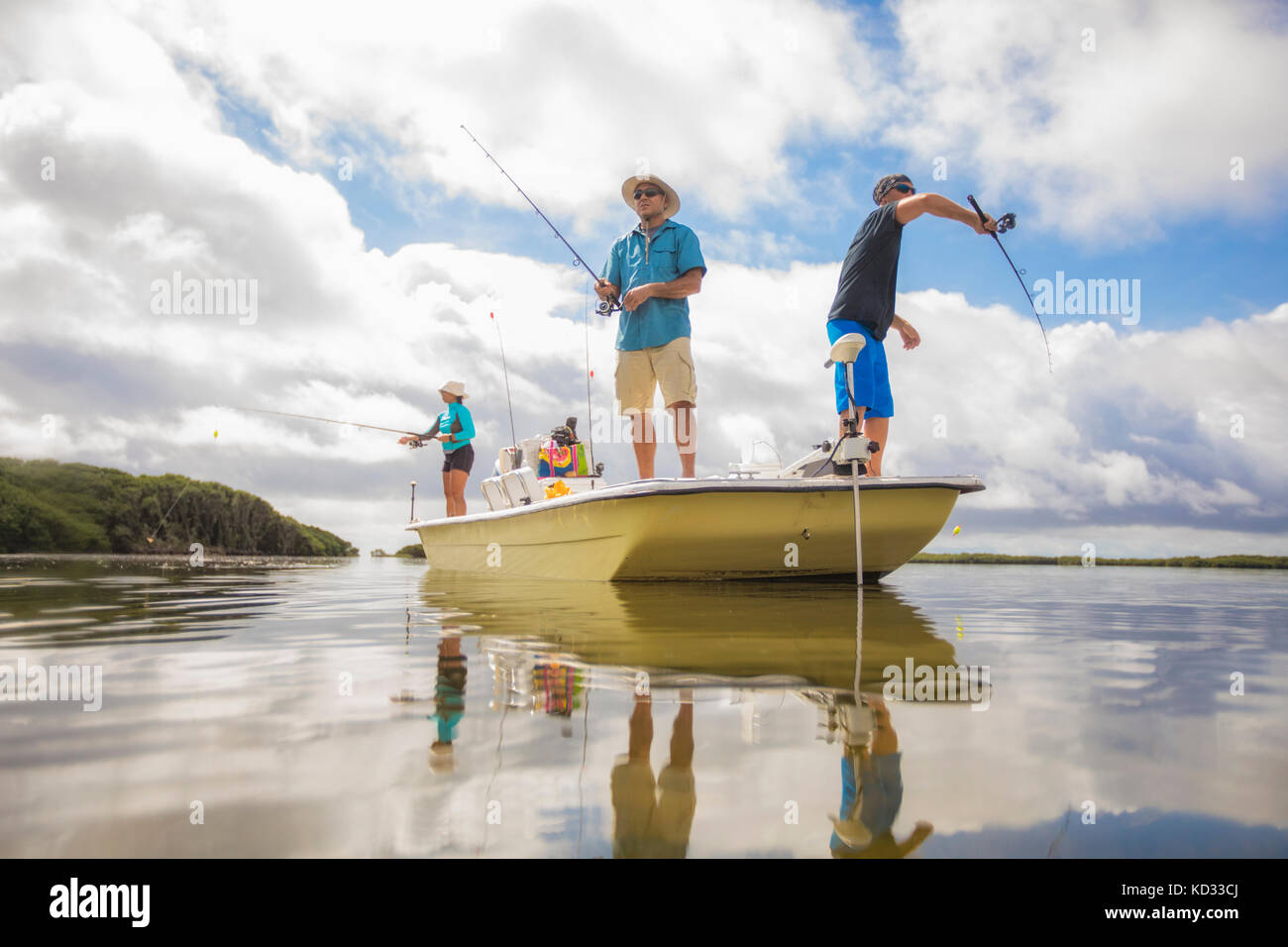 Gli uomini la pesca nel golfo del Messico, Homosassa, Florida, Stati Uniti Foto Stock