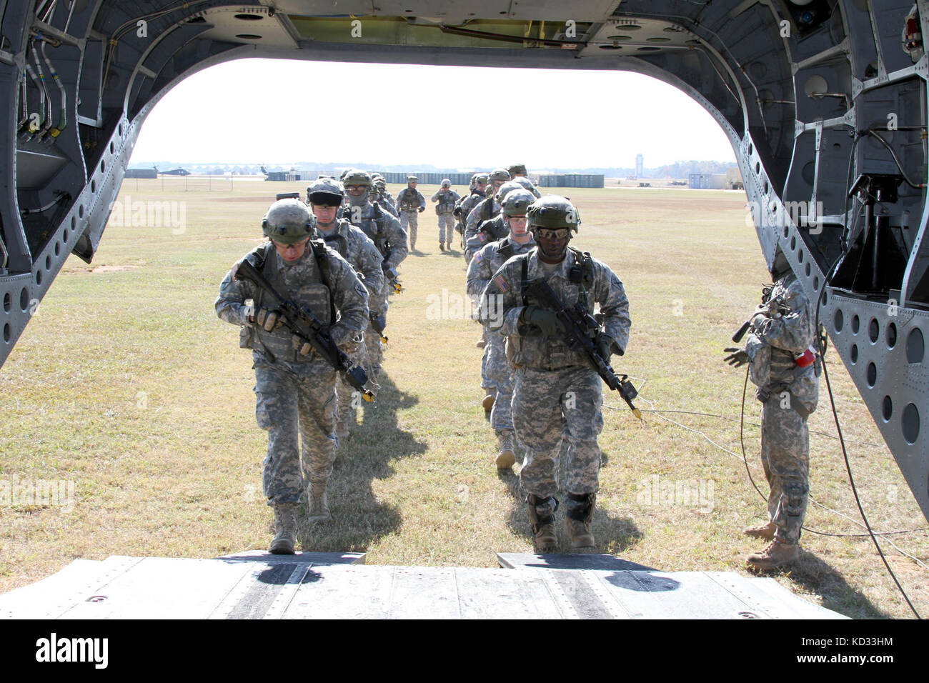 Soldati da co. b, 1° Battaglione, 118a di fanteria, 218th manovra brigata di miglioramento, il carico su un CH-47 Chinook, nov. 15, 2014, durante la carolina Thunder 2014 a mcentire comune di Guardia nazionale base. Carolina del Sud la guardia nazionale, insieme con il nord Carolina e Georgia la guardia nazionale di unità condotta carolina thunder 14, un trapano weekend, formazione congiunta esercizio nov. 15, 2014. più di 30 aeromobili hanno partecipato alla Santa Messa il decollo da mcentire comune di Guardia nazionale base, eastover, s.c. unità condotta in aria e a terra le operazioni presso il fiume Savannah sito in aiken, s.c. la s.c. Air National Guard Foto Stock