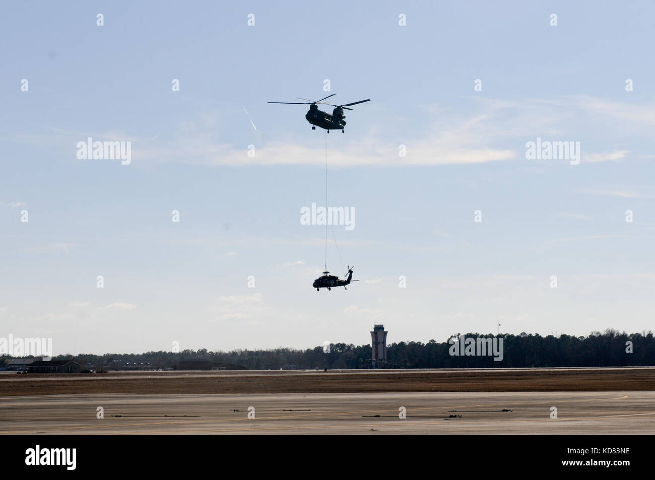 I soldati degli Stati Uniti dalla s.c. esercito nazionale di protezione carico di imbracatura a uh-60 Black Hawk dal distacco 2, società f, 1-171st supporto generale del battaglione di aviazione, s.c. esercito nazionale guardia a mcentire comune di Guardia nazionale base, eastover, s.c. dec. 7, 2014. Il Black Hawk effettuato un atterraggio di emergenza in un campo aperto dec. 3, 2014 a causa di un rotore principale blade guasto in Columbia, s.c. il Black Hawk è stato rilasciato dall'incidente review board di recupero ed è stato trasportato via sling-carico sotto un esercito s.c. guardia nazionale ch-47 elicottero Chinook dal distacco 1, b-company, 2-238th supporto generale avia Foto Stock