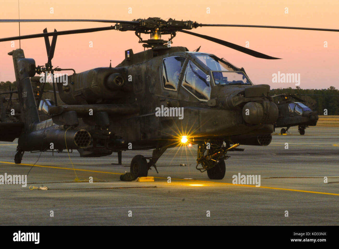 Soldati con la 1-151st attacco battaglione di ricognizione, Carolina del Sud Esercito Nazionale Guardia, condurre la notte di interdizione della formazione di attacco durante un livello di battaglione esercizio con 16 AH-64 elicotteri Apache a McEntire comune di Guardia nazionale in base Eastover, S.C., 10 gennaio, 2015. L'evento comprendeva hot il rifornimento di carburante in corrispondenza di una attivazione di avanzamento e punto di rifornimento (FARP) e operazioni di volo a Poinsett elettronica combattere gamma in Sumter, Carolina del Sud. Lo scopo della formazione è stato quello di perfezionare il funzionamento notturno di competenze per il battaglione e è stata progettata come parte del weekend di perforazione per l'unità.(STATI UNITI Esercito Nazionale Guar Foto Stock