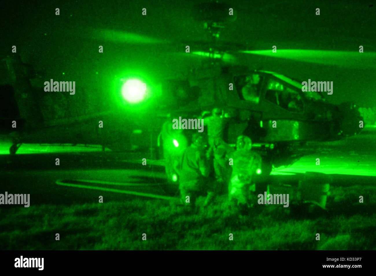 Soldati con la 1-151st attacco battaglione di ricognizione, Carolina del Sud Esercito Nazionale Guardia, condurre la notte di interdizione della formazione di attacco durante un livello di battaglione esercizio con 16 AH-64 elicotteri Apache a McEntire comune di Guardia nazionale in base Eastover, S.C., 10 gennaio, 2015. L'evento comprendeva hot il rifornimento di carburante in corrispondenza di una attivazione di avanzamento e punto di rifornimento (FARP) e operazioni di volo a Poinsett elettronica combattere gamma in Sumter, Carolina del Sud. Lo scopo della formazione è stato quello di perfezionare il funzionamento notturno di competenze per il battaglione e è stata progettata come parte del weekend di perforazione per l'unità.(STATI UNITI Esercito Nazionale Guar Foto Stock