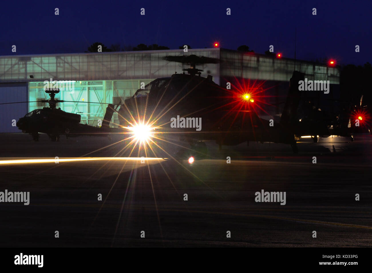 Soldati con la 1-151st attacco battaglione di ricognizione, Carolina del Sud Esercito Nazionale Guardia, condurre la notte di interdizione della formazione di attacco durante un livello di battaglione esercizio con 16 AH-64 elicotteri Apache a McEntire comune di Guardia nazionale in base Eastover, S.C., 10 gennaio, 2015. L'evento comprendeva hot il rifornimento di carburante in corrispondenza di una attivazione di avanzamento e punto di rifornimento (FARP) e operazioni di volo a Poinsett elettronica combattere gamma in Sumter, Carolina del Sud. Lo scopo della formazione è stato quello di perfezionare il funzionamento notturno di competenze per il battaglione e è stata progettata come parte del weekend di perforazione per l'unità.(STATI UNITI Esercito Nazionale Guar Foto Stock