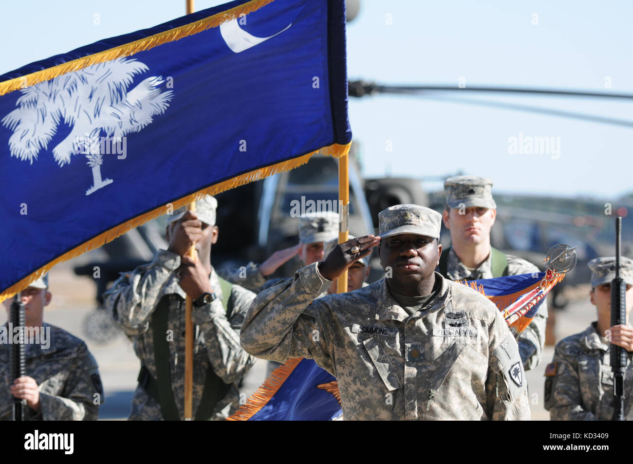S.c. esercito nazionale guard maj. antonn simmons, saluta durante la modifica del comando cerimonia quando lt. col. James r. fidler, il comandante uscente, superato i colori di maj. (P) Giovanni w. mcelveen, il comandante in entrata durante un cambio del comando cerimonia feb. 8, 2015, presso l'esercito VOLO aviazione facility a mcentire comune di Guardia nazionale base, eastover, Carolina del Sud. Lo scopo della modifica del comando cerimonia è di passare il comando delle unità per il nuovo Comandante, così il passaggio di responsabilità su attrezzature e personale. inoltre il passaggio dei colori unità sottolinea th Foto Stock