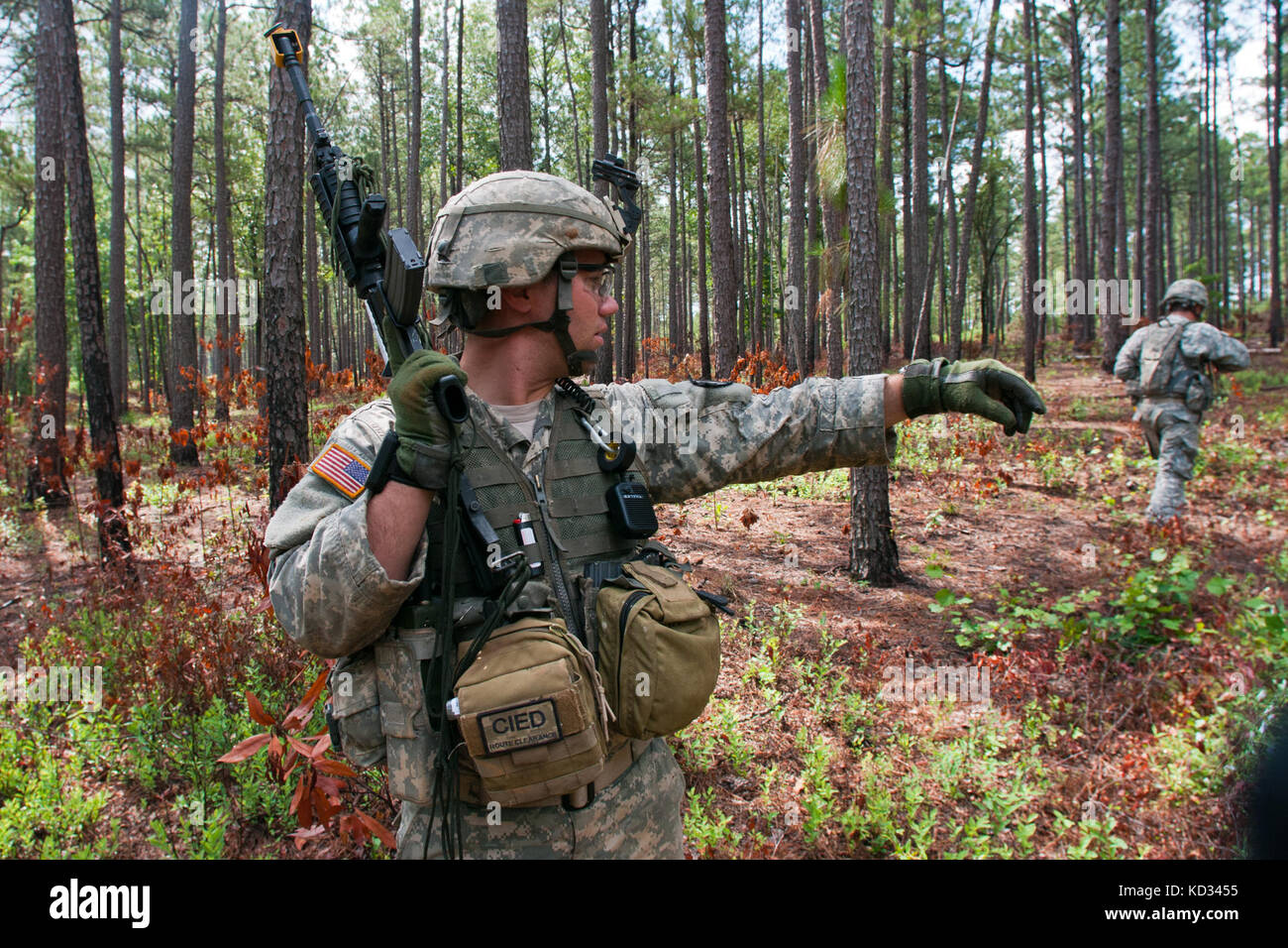 Us army staff sgt. andrew brazell, assegnato al percorso 1221st gioco company, Carolina del Sud esercito nazionale guard, ordini la sua unità per spostare mentre su una pattuglia smontati durante uno scenario di addestramento a mccrady training center, eastover, s.c., 24 giugno 2014. brazell ha il compito di individuare i fili di comando di ordigni esplosivi artigianali e per garantire la sicurezza in caso di un attacco. (U.s. Air National Guard foto di tech. sgt. jorge intriago/rilasciato) Foto Stock