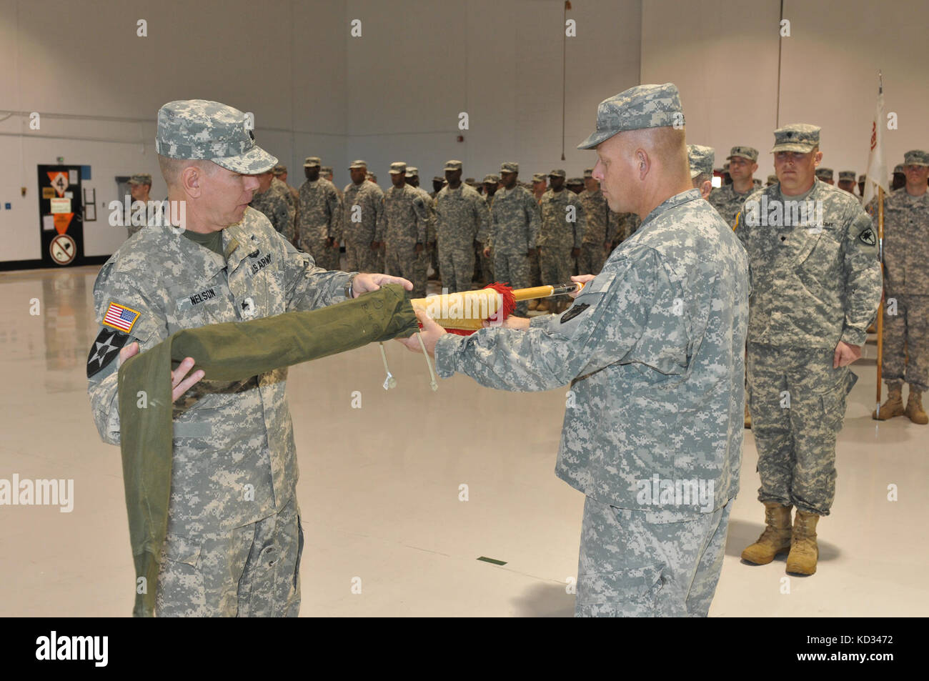 I soldati degli Stati Uniti lt. col. pete nelson, commander, 351aviazione battaglione di supporto (ASB), e col. James barkley, membro ufficiale dell'aviazione, s.c. esercito nazionale guardia,‎ caso i colori del 351asb durante un involucro di colori e deployment cerimonia feb. 15, 2015, presso l'esercito VOLO aviazione facility a mcentire comune di Guardia nazionale base, eastover, Carolina del Sud. La 351asb saranno distribuite in Kuwait per circa un anno, a sostegno del funzionamento spartan scudo. (L'esercito degli Stati Uniti Guardia nazionale foto di staff sgt. roberto di giovine/rilasciato) Foto Stock