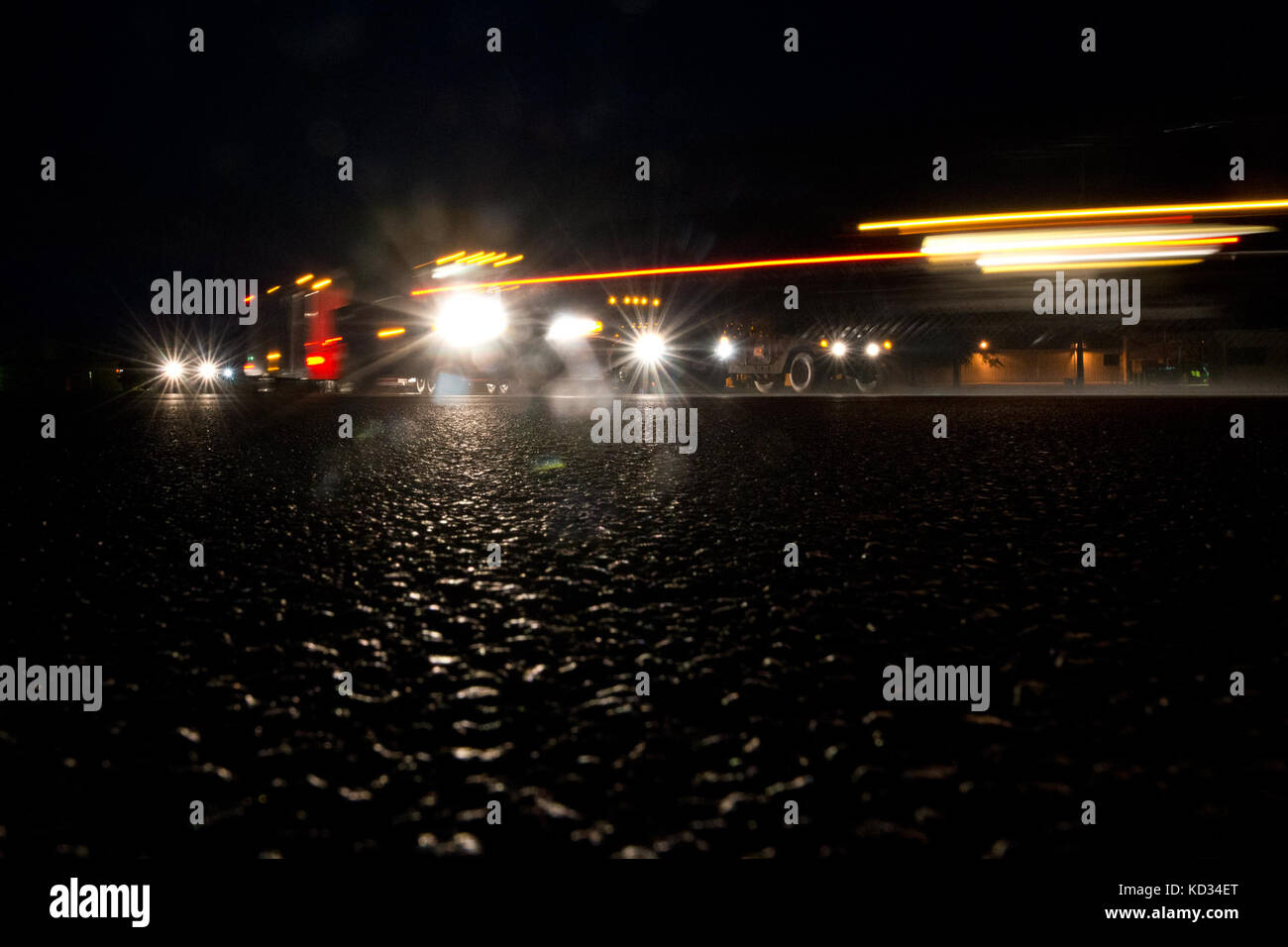 Gli Airmen degli Stati Uniti hanno assegnato alla 169th Fighter Wing, South Carolina Air National Guard, convoglio dalla McEntire Joint National Guard base, S.C., a Georgetown, S.C., 6 marzo 2015, a sostegno della Guardia vigile 2015. Vigilant Guard è una serie di esercitazioni di risposta alle catastrofi finanziate a livello federale, condotte dalle unità della Guardia Nazionale che lavorano con agenzie federali, statali e locali di gestione delle emergenze e con i soccorritori. (STATI UNITI Air National Guard foto di Tech. SGT. Jorge Intriago/rilasciato) Foto Stock