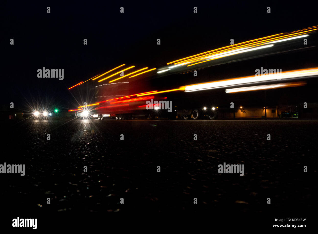 Gli Airmen degli Stati Uniti hanno assegnato alla 169th Fighter Wing, South Carolina Air National Guard, convoglio dalla McEntire Joint National Guard base, S.C., a Georgetown, S.C., 6 marzo 2015, a sostegno della Guardia vigile 2015. Vigilant Guard è una serie di esercitazioni di risposta alle catastrofi finanziate a livello federale, condotte dalle unità della Guardia Nazionale che lavorano con agenzie federali, statali e locali di gestione delle emergenze e con i soccorritori. (STATI UNITI Air National Guard foto di Tech. SGT. Jorge Intriago/rilasciato) Foto Stock