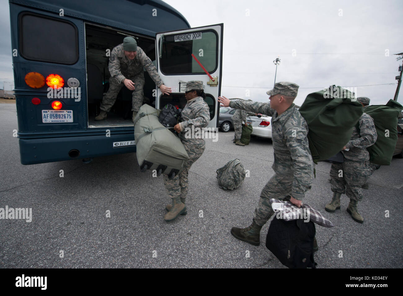 Gli Airmen degli Stati Uniti hanno assegnato alla 169th Fighter Wing, South Carolina Air National Guard, convoglio dalla McEntire Joint National Guard base, S.C., a Georgetown, S.C., 6 marzo 2015, a sostegno della Guardia vigile 2015. Vigilant Guard è una serie di esercitazioni di risposta alle catastrofi finanziate a livello federale, condotte dalle unità della Guardia Nazionale che lavorano con agenzie federali, statali e locali di gestione delle emergenze e con i soccorritori. (STATI UNITI Air National Guard foto di Tech. SGT. Jorge Intriago/rilasciato) Foto Stock