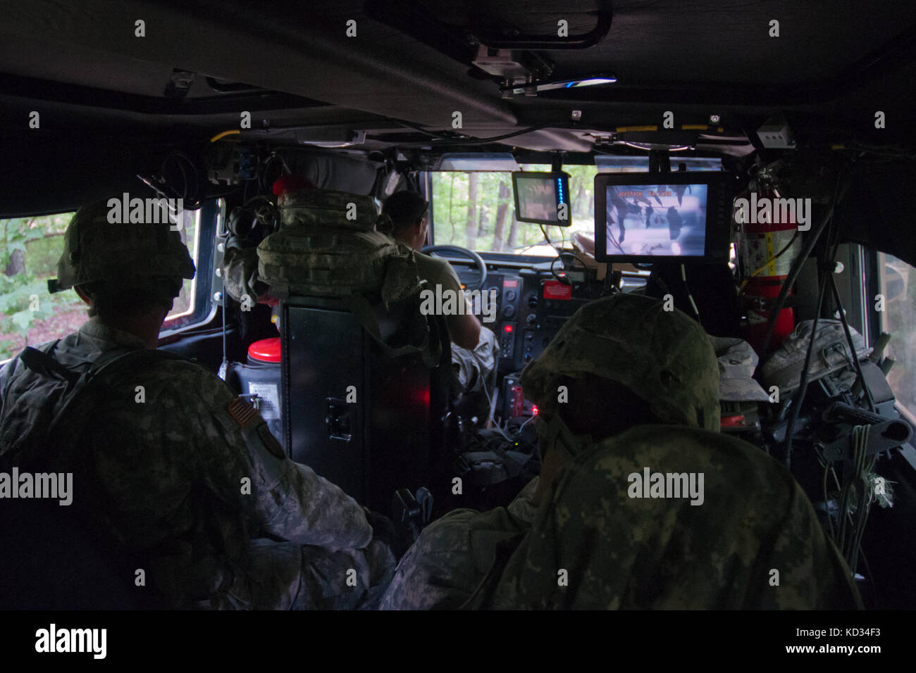 I soldati degli Stati Uniti, assegnato al percorso 1221st gioco company, Carolina del Sud esercito guardia nazionale, all'interno di un bufalo (miniera veicolo protetto) condotta rotta le operazioni di sdoganamento presso mccrady training center, eastover, s.c., 24 giugno 2014. il soldato ha la missione di individuare ordigni esplosivi rudimentali montato durante le operazioni di convoglio e smontato pattuglie a piedi e smaltire ied una volta che trova. (U.s. Air National Guard foto di tech. sgt. jorge intriago/rilasciato) Foto Stock