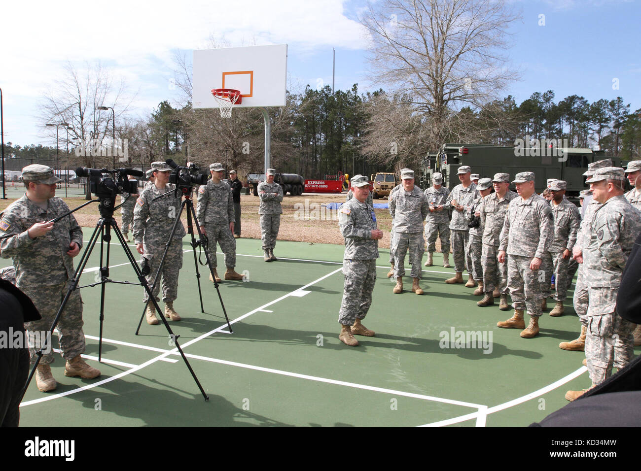 Lt. col. stephen messer, u.s. comando nord, accoglie gen. frank j. erba, chief, National Guard bureau, maj. gen. Robert e. livingston, jr., aiutante generale per la Carolina del Sud e altri dignitari a choppee centro risorse regionale di Georgetown, s.c., uno dei luoghi di formazione per vigili guard 15, 9 marzo 2015. i dignitari hanno girato il complesso in cui una vasta gamma di esercizi di addestramento sono state condotte e ha visitato con la guardia nazionale soldati da Carolina del Sud e la Georgia nonché con gli enti locali e statali soccorritori di emergenza. erba, Livingston e altri vip soldie osservata Foto Stock