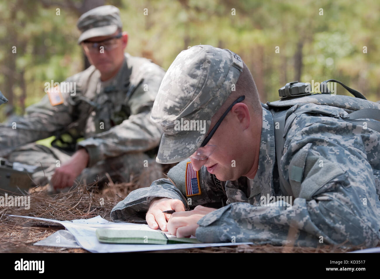 Il candidato ufficiale Ryan Rhoden della Guardia Nazionale dell'Esercito della Florida traccia i suoi punti su una mappa prima di dirigersi verso il corso di navigazione terrestre presso il McCrady Training Center, Eastover, S.C., 6 giugno 2015. Il secondo Battaglione (OCS) dell'Esercito del Sud Carolina, la 218a Leadership (LDR), è l'ospite dei candidati provenienti da diversi stati durante la prima fase della Officer Candidate School. (STATI UNITI Guardia Nazionale dell'esercito foto di Sgt. Brian Calhoun/rilasciato) Foto Stock
