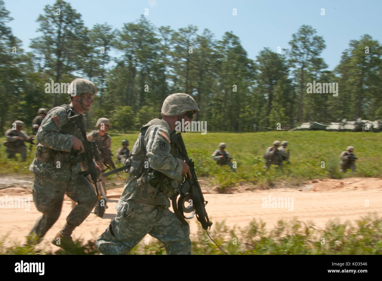 Esercito degli Stati Uniti in sappers, luce combattere ingegneri, dall'ingegnere 1222nd battaglione, Carolina del Sud esercito nazionale guard treno nella missione più competenze essenziali durante la loro formazione annuale giugno 6-20, 2015 all'mccrady training center in eastover, Carolina del Sud. soldati manovra di pratica e di cancellazione di un settore di competenze durante il corso di formazione giugno 17, 2015. (Us army national guard Photo da 2 lt. tracci dorgan/rilasciato) Foto Stock