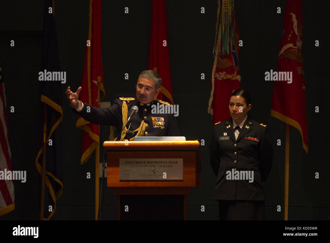 Esercito colombiano maj. gen. guillermo arturo suarez ferreira, senior esercito colombiano ingegnere, parla a La Carolina del Sud esercito nazionale della guardia armata annuale associazione ingegnere palmetto capitolo castello rally dining out banchetto tenutosi presso la columbia convention center, Columbia, nella Carolina del Sud, aug. 22, 2015. suarez è stato invitato a osservare la formazione tecnico come parte dello stato del partenariato tra la Colombia e la Carolina del Sud ed è stato il discorso di apertura in occasione dell'annuale esercito associazione ingegnere palmetto capitolo castello rally sala banchetti fuori. (U.s. Air National Guard foto di tech. sgt. jorge intriago/ Foto Stock