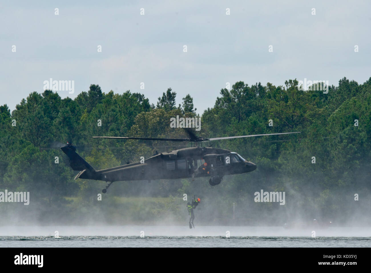 Esercito degli Stati Uniti in uh-60 Black Hawk assegnato all'1-111th supporto generale del battaglione di aviazione, Carolina del Sud esercito guardia nazionale lungo con sc-elicottero aquatic rescue team pratica inserendo in acqua e il salvataggio di vittime a ft. Jackson, weston lago, s.c., aug. 28, 2015. sc-hart è uno sforzo collaborativo tra lo stato ricerca e salvataggio in aree urbane task force (sc-tf1) sotto la direzione di s.c. llr, ufficio dello stato dal comandante dei vigili del fuoco, s.c. emergenza Divisione gestione e l esercito nazionale aviazione guardia unità basata a mcentire comune di Guardia nazionale in base eastover, s.c. questo programma ha addestrato il prof Foto Stock