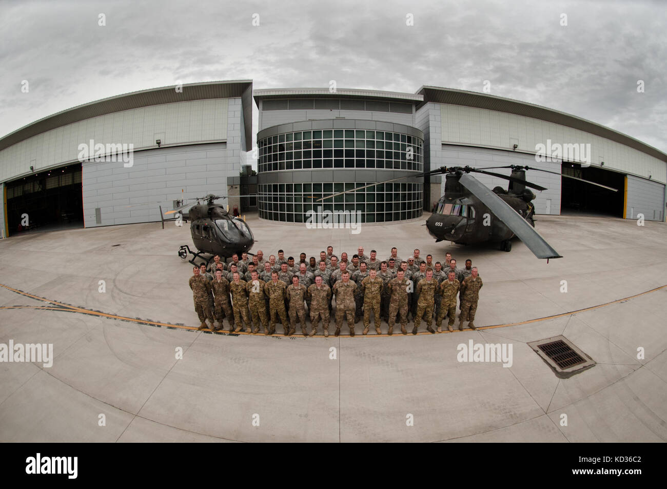 Soldati a tempo pieno assegnati alla National Guard Army Aviation Support Facility (AASF2) della S.C. si stanno formando durante un evento di relazioni con la comunità, presso il Donaldson Center, Greenville, South Carolina, il 24 settembre 2015. Durante l'evento, gli aviatori SCARNG hanno informato una classe di cadetti con la Carolina High School e l'Accademia Air Force JROTC sulle capacità sia di impianti che di aeromobili. AASF2 ospita elementi di 2-151st Battaglione di sicurezza e di supporto per l'aviazione e 2-238th Battaglione di supporto per l'aviazione generale, che volano rispettivamente UH-72A Lakota e CH-47 Chinook elicotteri. (STATI UNITI Guardia nazionale dell'esercito p Foto Stock