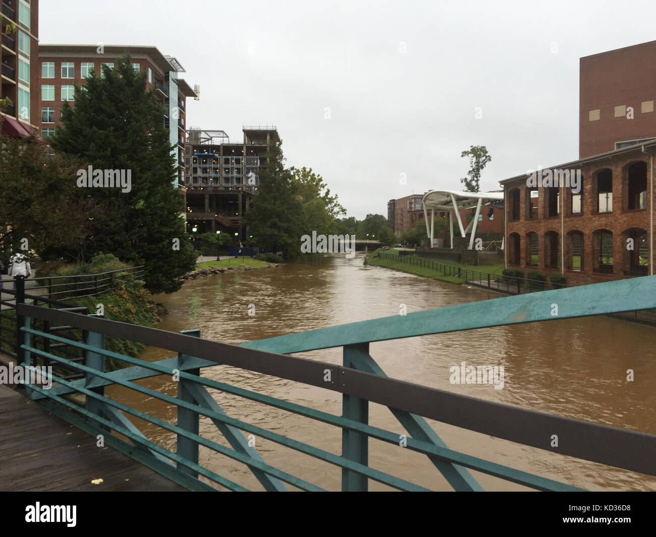 Le acque di esondazione in downtown Greenville, South Carolina, oct. 3, 2015 in scia di registrare le precipitazioni in Carolina del Sud. (L'esercito degli Stati Uniti Guardia nazionale foto di staff sgt. roby di giovine/ rilasciato) Foto Stock