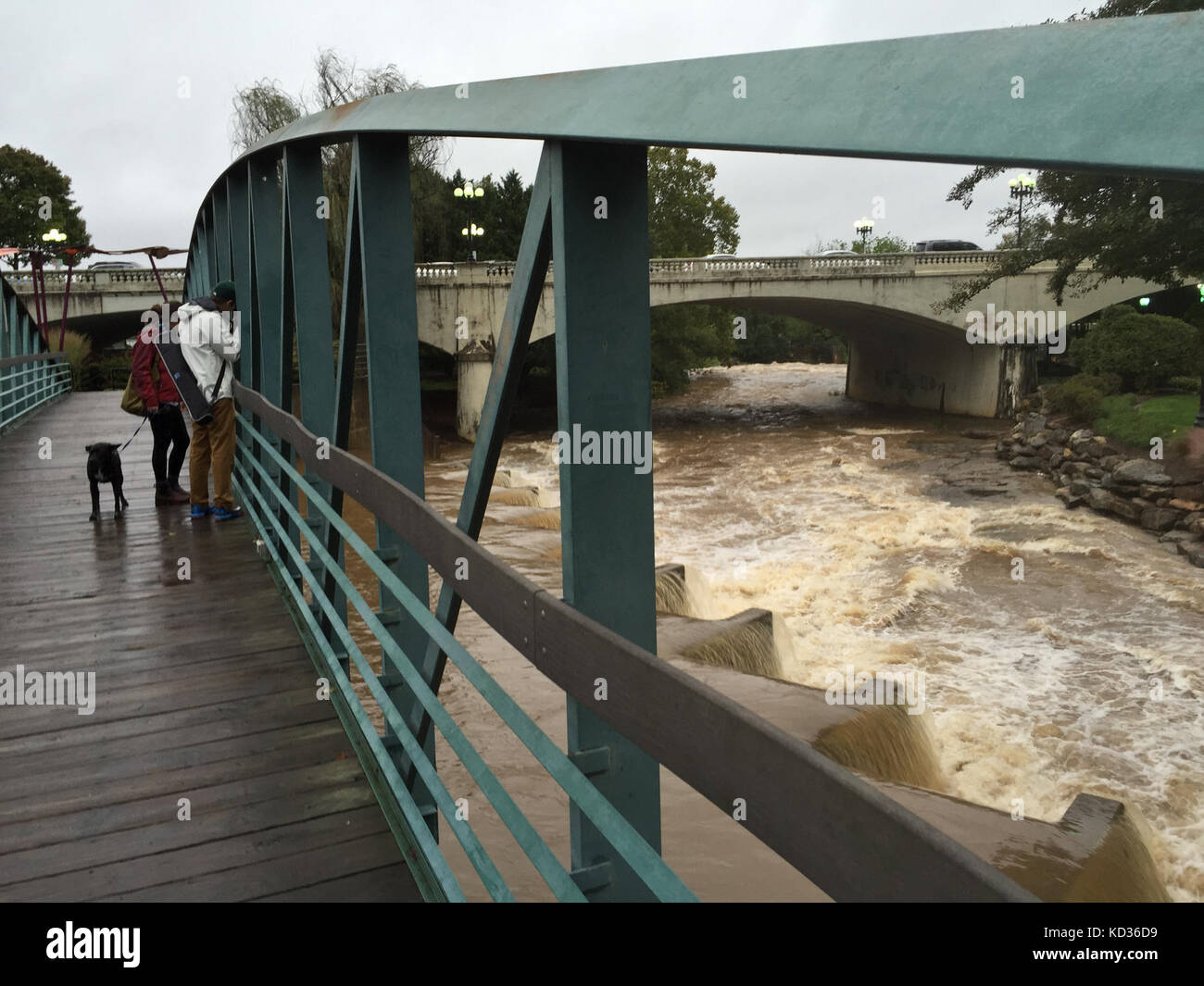 Le acque di esondazione in downtown Greenville, South Carolina, oct. 3, 2015 in scia di registrare le precipitazioni in Carolina del Sud. (L'esercito degli Stati Uniti Guardia nazionale foto di staff sgt. roby di giovine/ rilasciato) Foto Stock