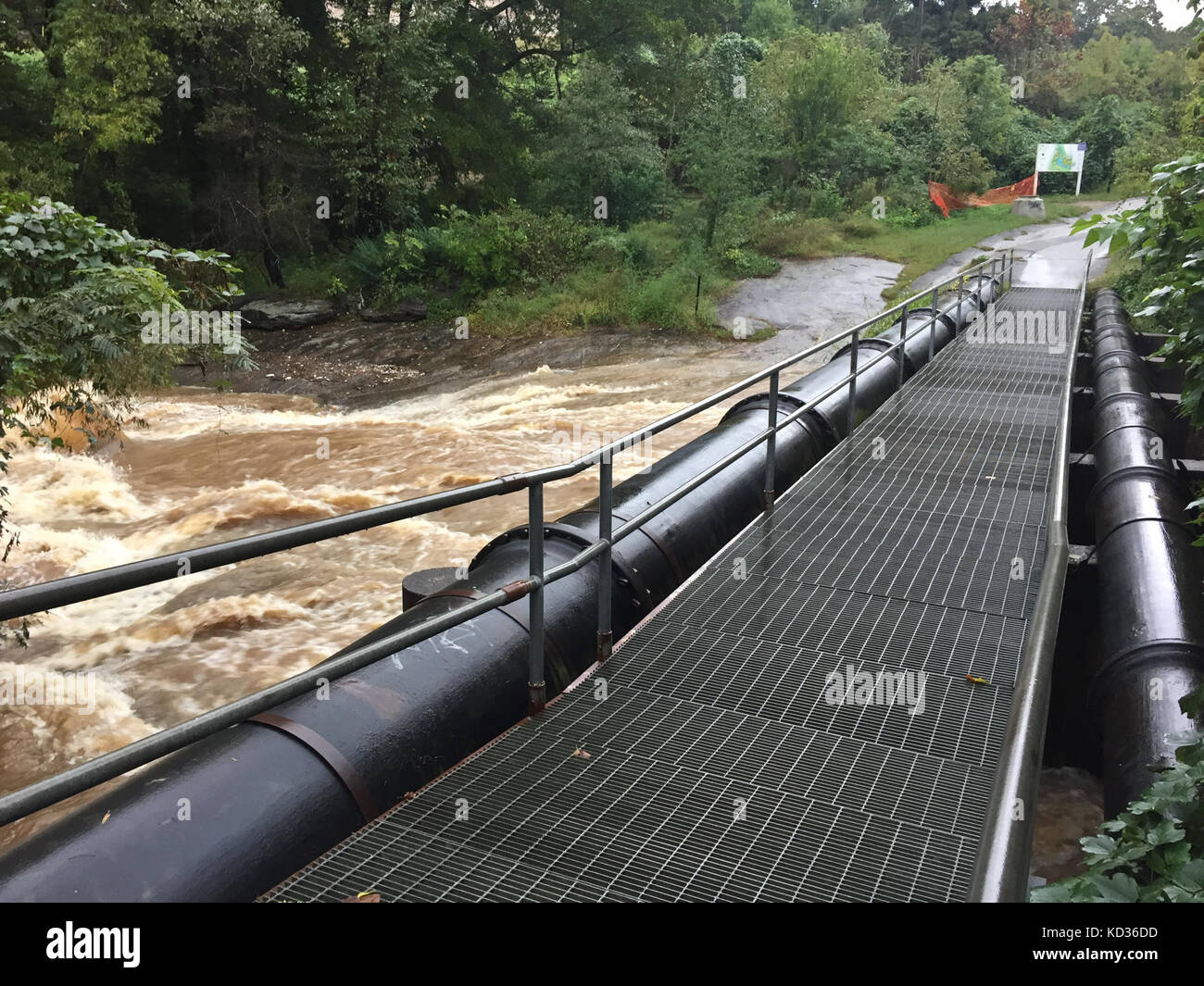 Le acque di esondazione in downtown Greenville, South Carolina, oct. 3, 2015 in scia di registrare le precipitazioni in Carolina del Sud. (L'esercito degli Stati Uniti Guardia nazionale foto di staff sgt. roby di giovine/ rilasciato) Foto Stock