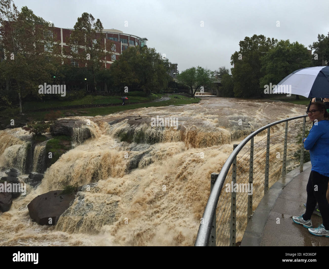 Le acque di esondazione in downtown Greenville, South Carolina, oct. 3, 2015 in scia di registrare le precipitazioni in Carolina del Sud. (L'esercito degli Stati Uniti Guardia nazionale foto di staff sgt. roby di giovine/ rilasciato) Foto Stock