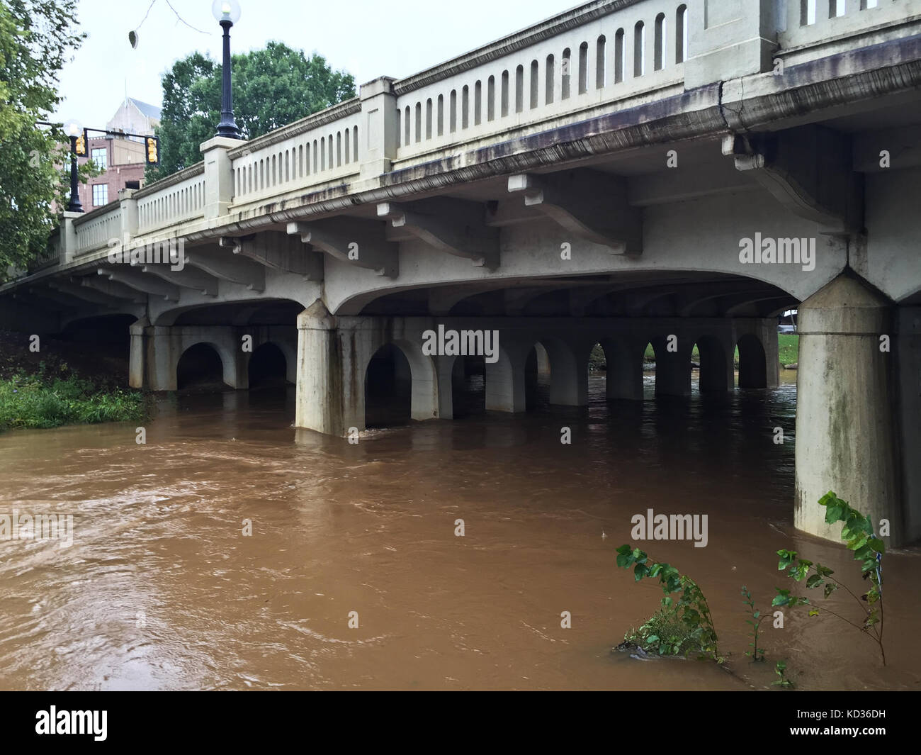 Le acque di esondazione in downtown Greenville, South Carolina, oct. 3, 2015 in scia di registrare le precipitazioni in Carolina del Sud. (L'esercito degli Stati Uniti Guardia nazionale foto di staff sgt. roby di giovine/ rilasciato) Foto Stock