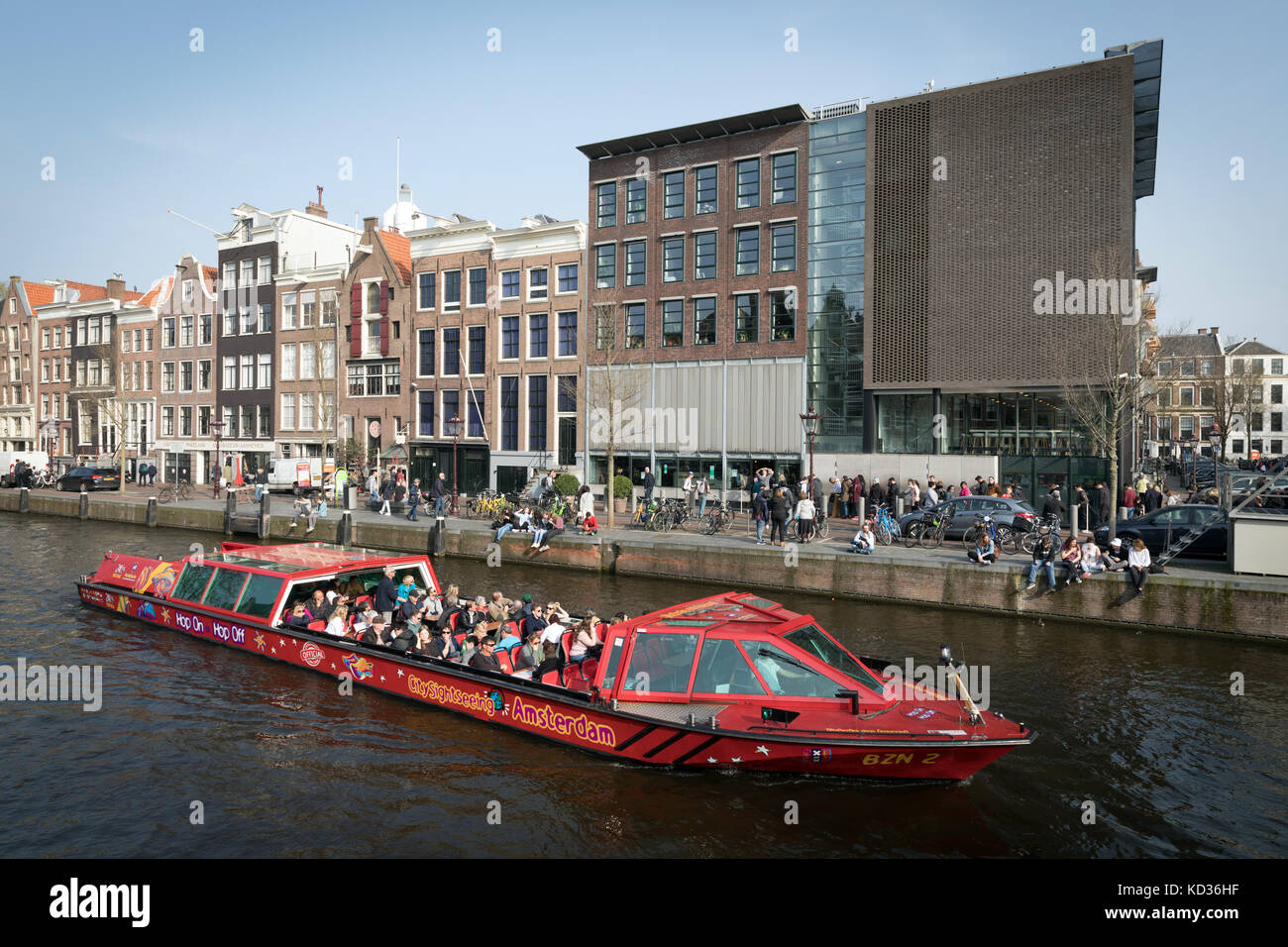 Una barca turistica sul canale Prinsengracht vele passato la casa di Anna Frank in Amsterdam Foto Stock