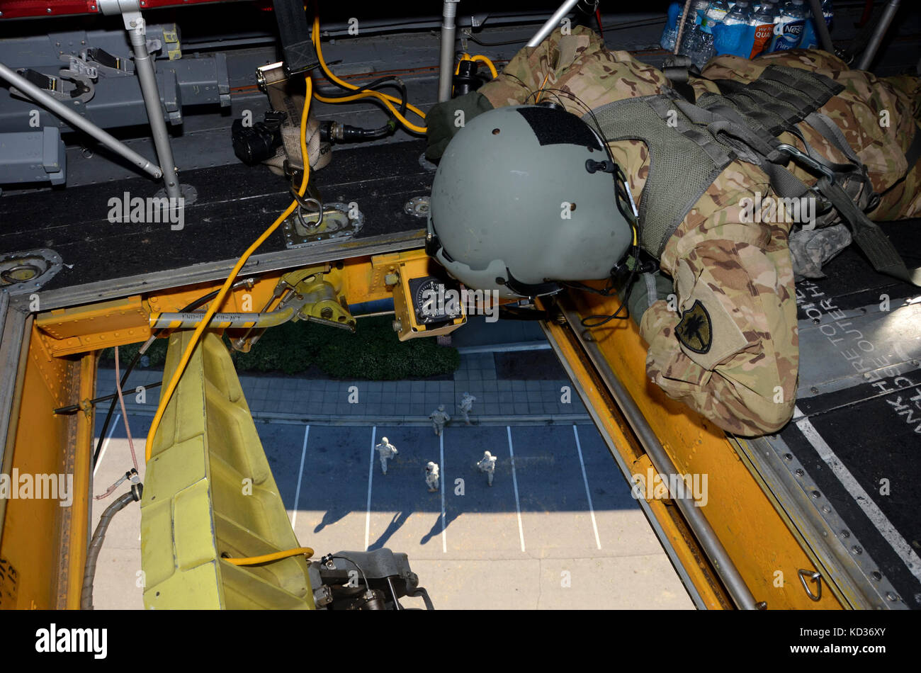 Stati Uniti Army Spc. Ira Duville, un manutentore e capo equipaggio con la Carolina del Sud esercito nazionale della guardia 2-238th supporto generale battaglione aviazione distacco 1, opera il 10,000 lb a lungo linea gancio di carico su un Boeing CH-47 elicottero Chinook oltre Columbia, S.C., durante una statewide Flood response, il 7 ottobre 2015. La Carolina del Sud la Guardia Nazionale è stata attivata per il supporto di stato e contea di gestione di emergenza e le agenzie locali di prima emergenza come storico impatti di allagamento contee statewide. Attualmente più di 2.600 in Carolina del Sud la guardia nazionale i membri sono stati attivati in risposta a Foto Stock