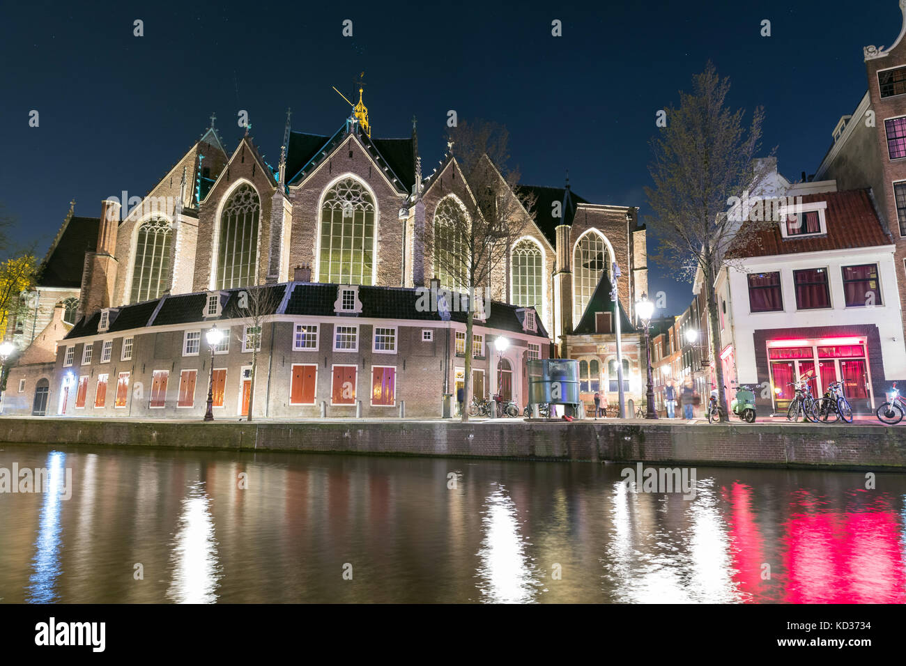 De Oude Kerk, Amsterdam, di notte. Vicino alla chiesa sono in rosso-camere di luce usati da prostitute Foto Stock