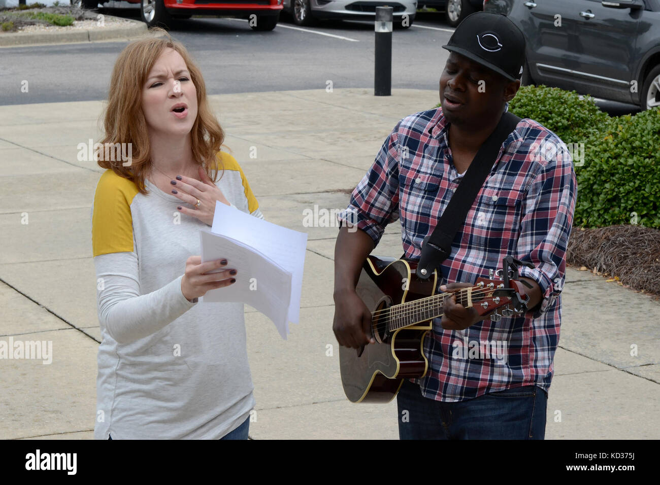 Bonnie Autry e David Lynch dal raggio di Chiesa, West Columbia, S.C., fornire la musica del gospel durante il servizio di una chiesa di fronte al South Carolina Emergency Management Division edificio, 11 ott. 2015. La Carolina del Sud la Guardia Nazionale è stata attivata per il supporto di stato e contea di gestione di emergenza e le agenzie locali di prima emergenza come storico impatti di allagamento contee statewide. Ci sono 2,541 Guardia Nazionale attività sul terreno, che include supporto tecnico dalla vicina North Carolina, e più di 40 Stato membri di guardia di supporto alluvione di stato agli sforzi di risposta. (U.S. Nazione di aria Foto Stock